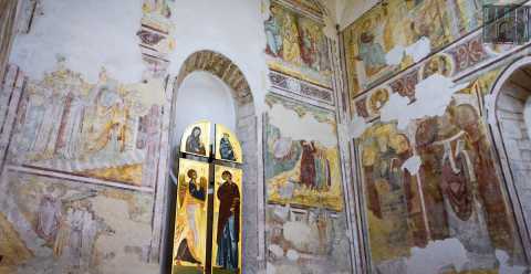Affreschi del 300, eleganti capitelli, la citazione di Boccaccio:  l'abbazia di San Leone a Bitonto